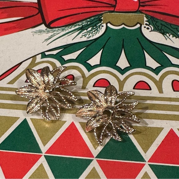 Vintage Sarah Coventry Gold Tone Flower Poinsettia Clip On Earrings - Picture 1 of 6